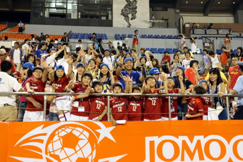  조모컵에서 한국 프로축구 K리그 올스타를 응원하는 꼬마 서포터스 모습.