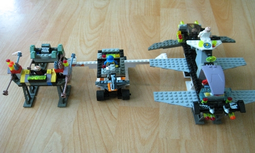 맨 왼쪽 딸이 만든 집, 가운데 막둥이가 만든 전투기 자동차. 오른쪽 비행기 3대를 결합시킨 큰 아이 작품