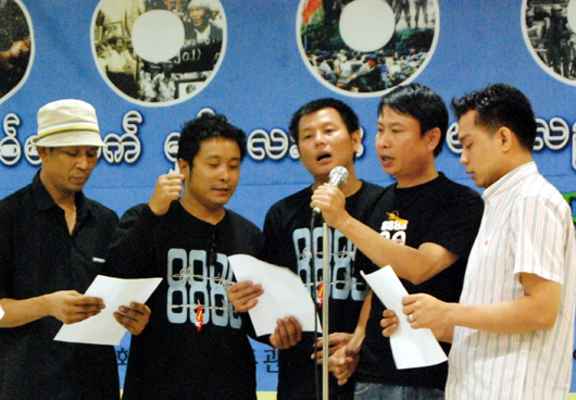 '8888민중항쟁' 21주년 기념행사에서 NLD한국지부 소속원들이 버마 민주화를 염원하는 노래를 부르고 있다.