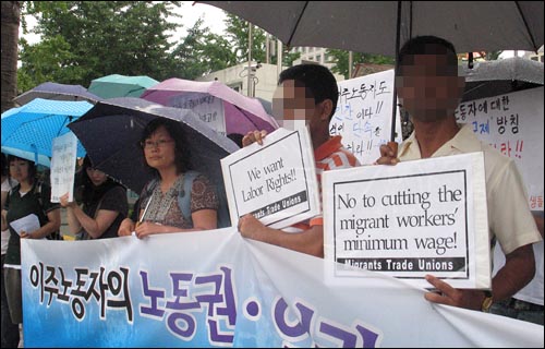11일 오전 11시, 이주노동자단체 활동가 30여명은 광화문 정부종합청사 앞에서 기자회견을 열고 시행 5년을 맞는 고용허가제에 대한 전면 개정을 요구했다.