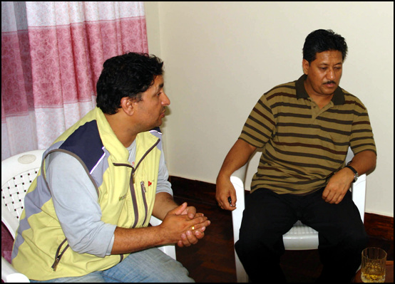 네팔 아시아인권문화개발포럼 어르존 사무국장의 통역으로 인터뷰를 하고 있다.