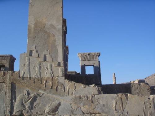 사신들의 행렬 조각은  페르세폴리스의 하이라이트이다.