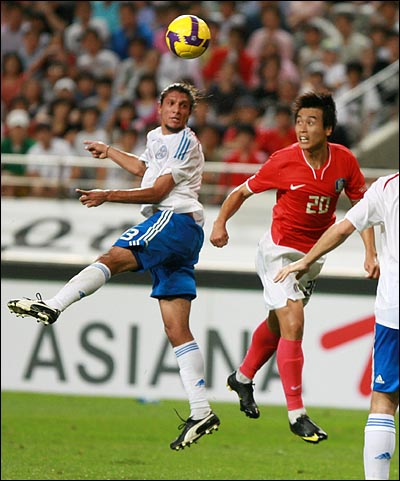  12일 저녁 서울 상암월드컵경기장에서 열린 축구대표팀의 파라과이 평가전에서 이동국 선수가 공중볼을 다투고 있다.