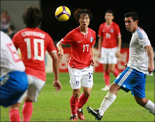  12일 저녁 서울 상암월드컵경기장에서 열린 축구대표팀의 파라과이 평가전에서 이승현 선수가 공을 차지하기 위해 다투고 있다.