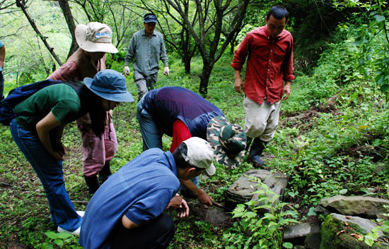 지난 7월29일 화석유적을 조사하는 문화재청 관계자와 마을주민들 모습.