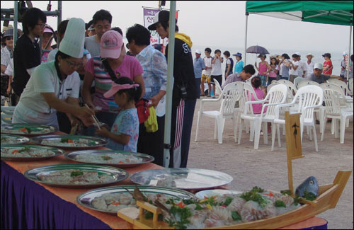 모래·민어축제에선 민어회를 시식하고 각종 민어요리도 맛볼 수 있다. 사진은 지난해 축제 때 민어시식회 모습이다.