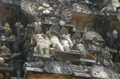 카주라호의 힌두사원을 연상시키는 고푸람 외벽의 야한 조각상