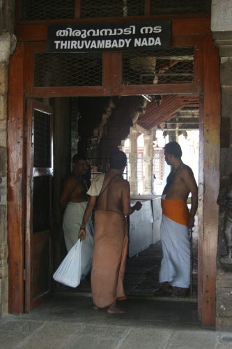 사원에 들어가는 힌두 신자들은 인도의 전통복장을 착용해야만 한다