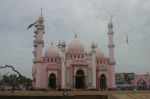 트리밴드럼에 위치한 분홍색의 예쁜 이슬람 사원