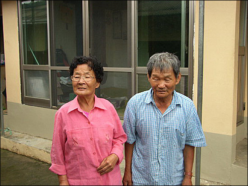  북한에 억류 중인 유성진 씨 아버지 유응용 씨(오른쪽)와 어머니 류정미 씨.