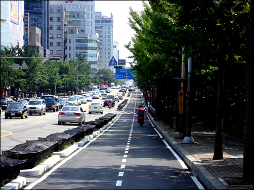 인천시청 인근 자전거 전용도로, 오토바이만 신난다.