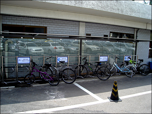 인천시청 내 자전거 보관소, 자전거를 타고 다니는 공무원은 얼마나??