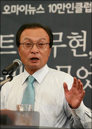  이해찬 전 총리가 13일 저녁 서울 상암동 누리꿈스퀘어에서 열린 '<오마이뉴스> 10만인클럽 8월 특강'에서 '포스트 노무현, 포스트 김대중, 우리는 무엇을 할 것인가'를 주제로 강연하고 있다.