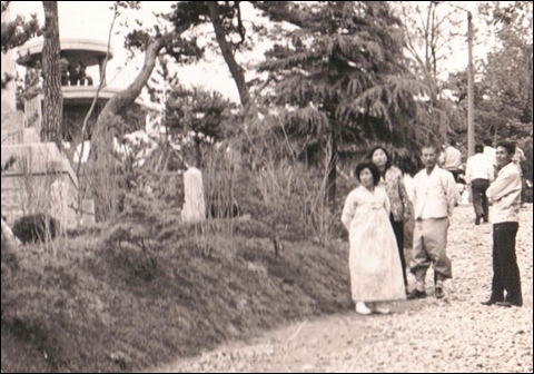 34년 전 어린이날 월명공원 풍경. 전망대로 가는 길목인데, 시골에서 나들이 나온듯한 가족의 옷차림들이 이채롭다. 소나무사이로 보이는 전망대에서 풍광을 감상하는 나들이객들은 아련한 추억을 떠올리게 하고.
