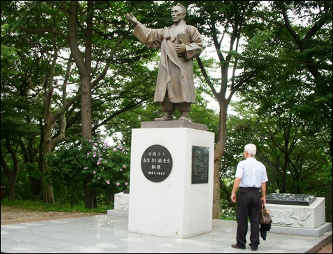 월명공원 전망대 옆에 우뚝 서 있는 애국지사 이인식 선생 동상. 잠시 만났던 이상용(제자) 씨가 동상을 둘러보고 있다. 
