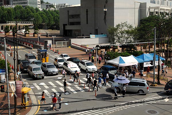 14일 저녁 개최예정인 8.15 사전행사를 홍익대학교측에서 불허한 가운데 임직원들의 차량을 동원해 정문앞을 가로막고 있다.