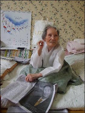 노무현 대통령 서거 때 슬프지 않았느냐는 질문에 이효정 할머니는 말없이 신문을 꺼냈다. 