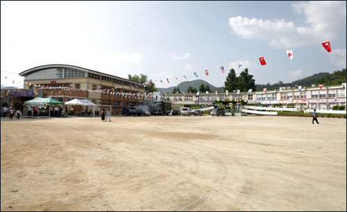  개교 100주년을 맞은 화순 동복초등학교. 15일 기념식을 한 교정에 만국기가 내걸렸다.