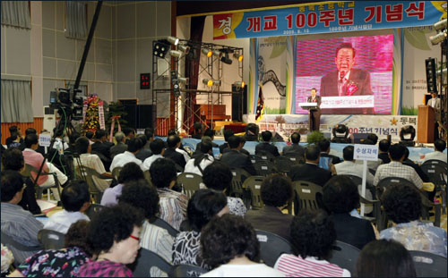  15일 오전 화순동복초등학교에서 열린 개교 100주년 기념식에서 김장환 전남교육감이 축사를 하고 있다.