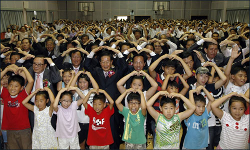  15일 열린 화순동복초등학교 개교 100주년 기념식에서 김장환 전남교육감 등 내빈과 동문, 재학생 등이 하트를 만들어 보이고 있다.