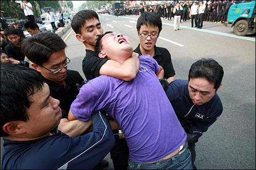 '광복 64돌 8·15 시국대회'가 열릴 예정인 마로니에 공원앞에서 한 참가자가 경찰에 강제연행당하고 있다.
