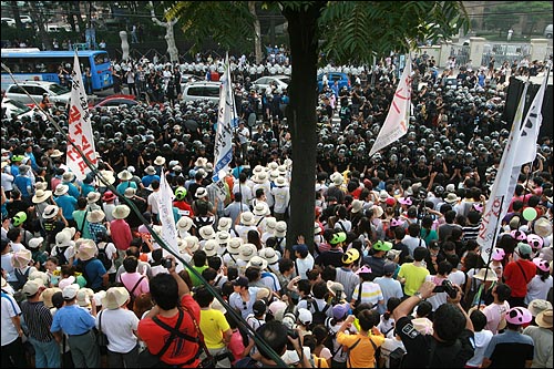 15일 오후 서울 대학로 마로니에 공원에서 야4당(민주당, 민노당, 창조한국당, 진보신당)과 시민단체가 공동주최하는 '광복 64돌 8·15 시국대회'가 열릴 예정인 가운데, 공원앞 도로에서 경찰과 참석자들이 대치하고 있다.