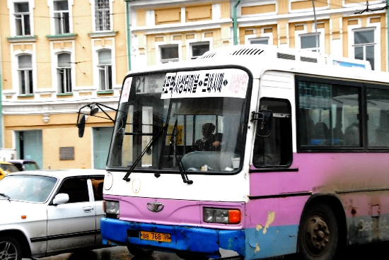 러시아 이르쿠츠크 시내에서 만난, 한국의 버스 노선 정류소가 표기된 한국 버스 중고차. 그들은 부러 한글을 지우지않고 있습니다. 이 한글을 통해 그들은 고급한 차라는 이미지를 갖고자하는 듯 합니다.

