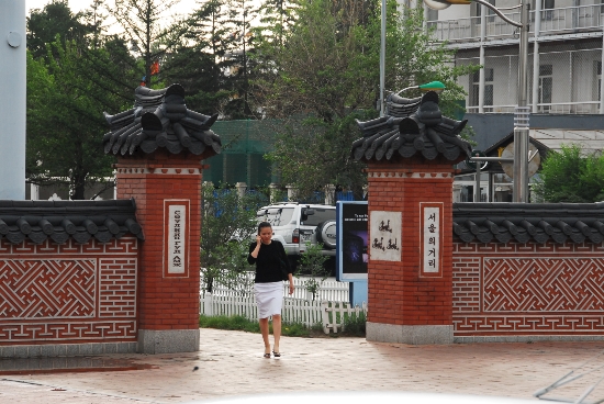울란바토르는 서울시와의 자매결연된 도시입니다. 시내의 메인 도로를 '서울의 거리'로 명명하고 가로등에도 서울시의 문장門帳을 달았습니다. 도로입구에는 '서울의 거리'공원이 조성되어 있습니다. 

