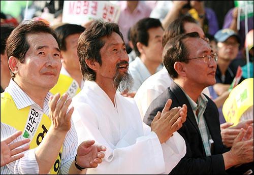  정세균 민주당 대표, 강기갑 민노당 대표, 노회찬 진보신당 대표가 15일 오후 서울 대학로 마로니에 공원에서 열린 '광복 64돌 8·15 시국대회'에서 나란히 앉아 있다.