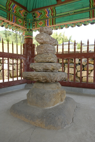 삼국유사에 따르면 허황옥이 아유타국에서 가져온 석탑이라 한다.(경남문화재자료 227호)