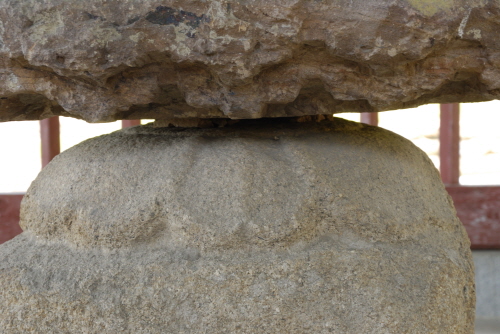 아랫부분은 석등의 복련형의 하대석을 쓴 것으로 보이며, 그 위의 추정 옥개석은 흡사 다포를 닮았다.