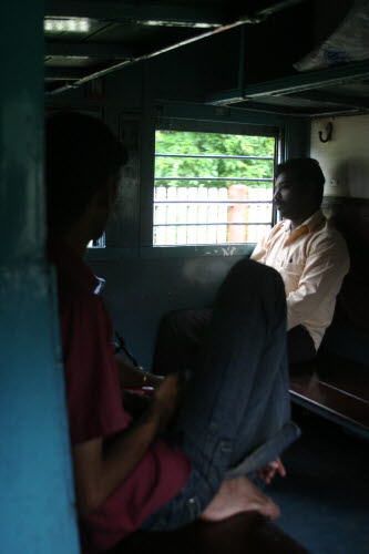 인도 열차의 창문에는 승객들의 안전을 위해 쇠창살이 달려 있다
