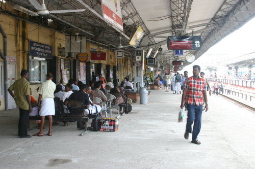 인도의 일반적인 북부의 기차역과 달리 상당히 깨끗한 역사를 보여주는 남부의 알레피 역