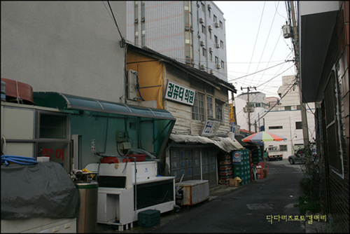 일식 가옥에 들어서 있는 컴퓨터 학원. 근대와 현대의 오묘한  조화 