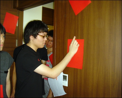 학생들이 진중권교수 재임용거부에 항의하며 총장실에 빨간 딱지를 붙이고 있다.