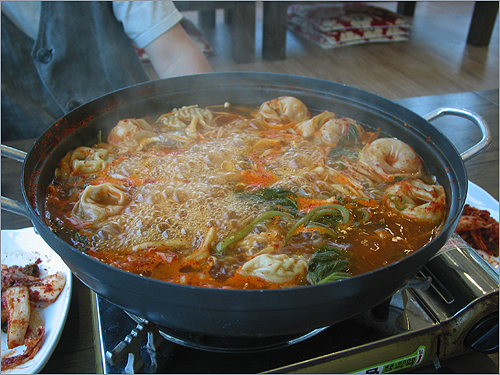 녹음이 지쳐가는 산자락을 바라보며 보글보글 끓여먹어야 특히 맛있는 얼큰만두전골
