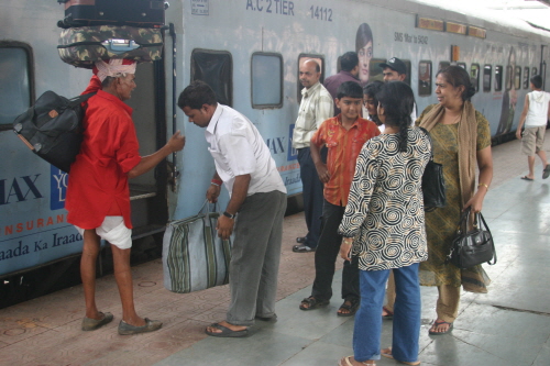 인도 역에는 갸냘픈 몸매로 산더미같은 짐을 손쉽게 운반해주는 쿨리라는 짐꾼들이 있다. 