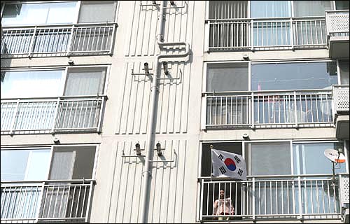 2009년 8월 14일 장군의 손녀는 법무부가 특별귀화자들에게 선물로 준 태극기를 14평 임대아파트에 게양했다. 