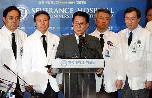민주당 박지원 의원과 신촌 세브란스병원 의료진이 18일 오후 김대중 전 대통령 서거를 공식 발표하고 있다.