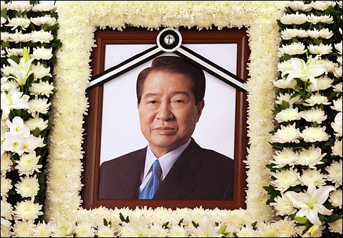 김대중 전 대통령이 서거한 8월 18일 신촌 세브란스병원 장례식장에 마련된 빈소에 김 전 대통령의 영정사진이 놓여 있다.