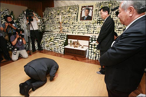 고 김대중 전 대통령의 차남 김홍업 전 의원이 큰절을 올리고 있다.