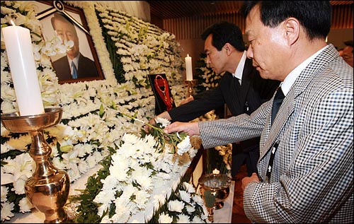 18일 신촌 세브란스병원 장례식장에 마련된 고 김대중 전 대통령의 빈소에 각계인사들의 조문행렬이 이어지고 있다.