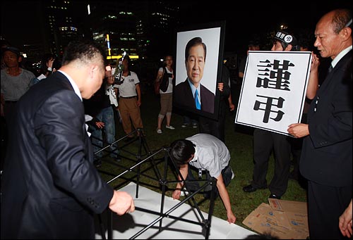 고 김대중 전 대통령이 서거한 18일 저녁 서울 시청광장에서 시민들이 김 전 대통령의 임시분향소를 마련하고 있다.