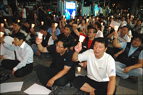 창원 정우상가 앞에서 18일 저녁 열린 촛불문화제에는 시민 200여명이 참석했다.