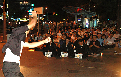 경남진보연합 몸짓패가 18일 저녁 창원 정우상가 앞에서 열린 '용산참사 해결을 위한 촛불문화제'에서 공연하고 있다.