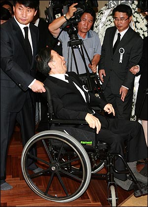 건강이 좋지 않은 고 김대중 전 대통령의 장남 김홍일 전 의원이 휠채어를 탄 채 18일 신촌 세브란스병원 장례식장에 마련된 김 전 대통령의 빈소에 들어서고 있다.