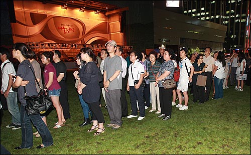 고 김대중 전 대통령이 서거한 18일 밤 서울 시청광장에 마련된 김 전 대통령의 임시분향소를 찾은 시민들이 분향하기 위해 줄을 서고 있다.