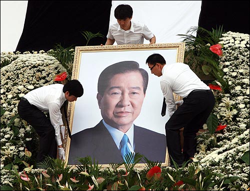 19일 오전 서울시청앞 광장에 마련된 고 김대중 전 대통령 분향소에 영정사진이 모셔지고 있다.