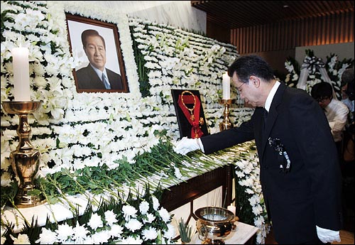 19일 오전 서울 신촌 세브란스병원 장례식장에 마련된 고 김대중 전 대통령 빈소에서 한승수 국무총리가 헌화하고 있다.