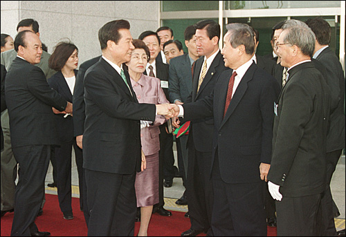 김대중 전 대통령과 김영삼 전 대통령은 1999년 10월 16일 열린 민주공원 개관식에 참석해 인사를 나누고 있다.